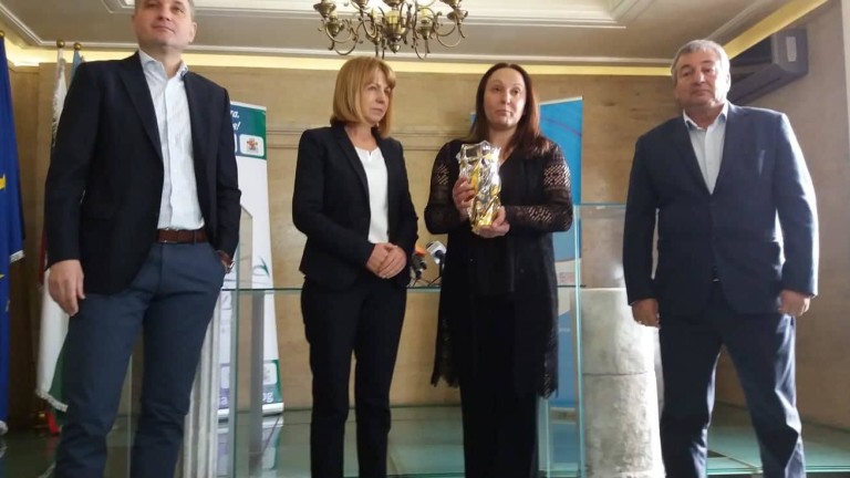 Столичният кмет Йорданка Фандъкова, награди трикратната олимпийска медалистка по шорттрек