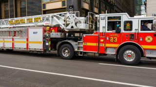 Тринадесет души включително седем деца загинаха при пожар в триетажна