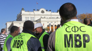 Без емоция полицаите отново на протест пред парламента