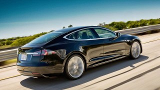 Tesla на автопилот "уби" робот