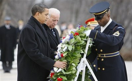 Обама положи венец на гроба на незнайния войн във Вашингтон