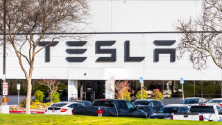 Автомобилната компания на Илон Мъск Tesla изтри цели 80 милиарда
