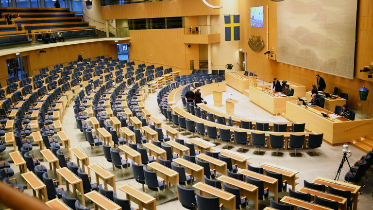 Парламентът на Швеция гласува за присъединяването на страната към НАТО.
Решението