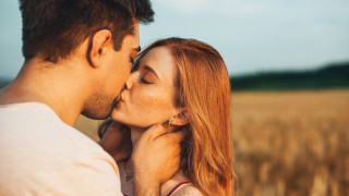 Целувката е проява на нежност привързаност любов обич Затова я