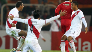 Красавица разтуши феновете в Перу със секси снимка след 0:3