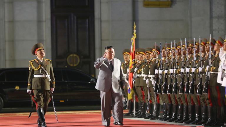 Севернокорейският лидер Ким Чен Ун инспектира снимки, направени от новия