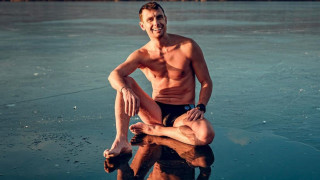 Давид Венцл излиза от дълбините на швейцарското езеро Зилс преди