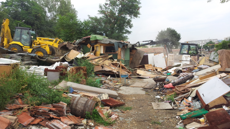 Акция на Столична община и МВР събаря незаконните постройки в