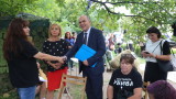 Бисер Петков връчи по проектозакон на всеки от протестиращи лагера зад НС
