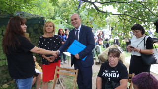 Министър Бисер Петков връчи Закона за хората с увреждания в