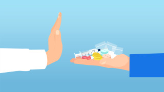 Попфолк певица чертае линии с бял прах върху смартфона си в колата