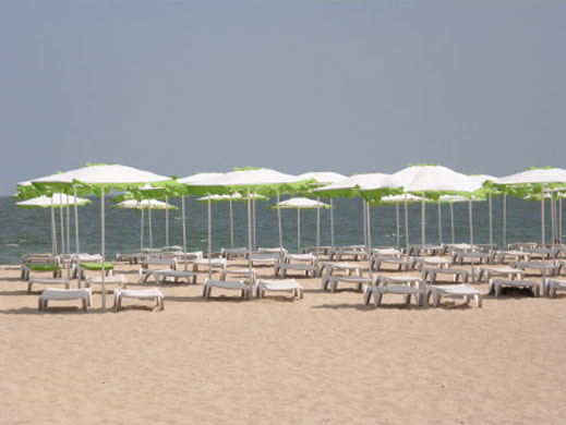 Безплатни чадъри на плажа в Бургас