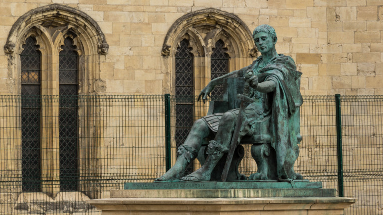 Първите коледни празници са се провели по времето на Константин I.