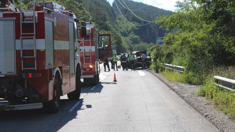 Верижна катастрофа с шест автомобила затруднява движението край Пловдив, съобщава