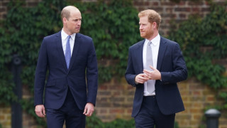 Отношенията между принц Уилям и принц Хари охладняха след като