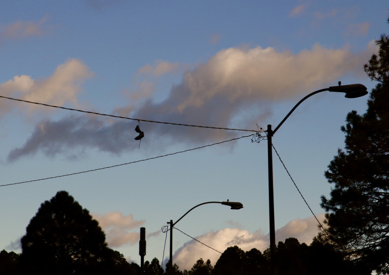 Истината за висящите обувки не е безапелационна