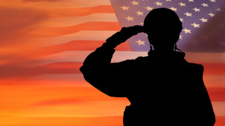 Бивша армейска зелена барета който призна за разкриване на военни