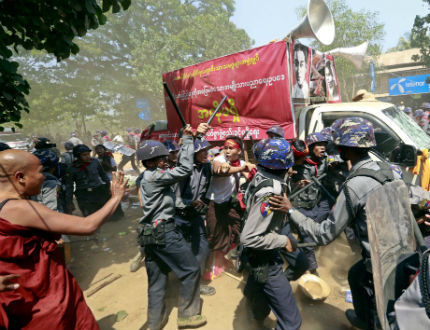 Армията блокира централата на управляващите в Мианмар 