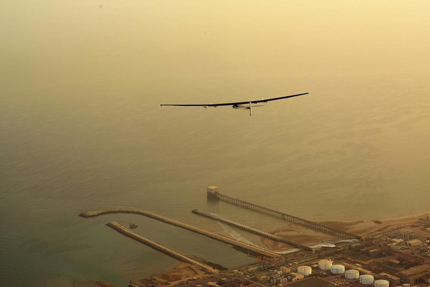 Solar Impulse 2 кацна в Индия, пилотите зоват местните да подкрепят чистата енергия 