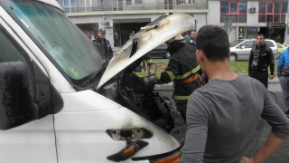 Микробус се запали на столичния булевард Ген Данаил Николаев Инцидентът