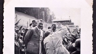 Продадоха на търг албума на Хитлер (СНИМКИ)