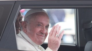 Папа Франциск беше тържествено посрещнат от президента Румен Радев и
