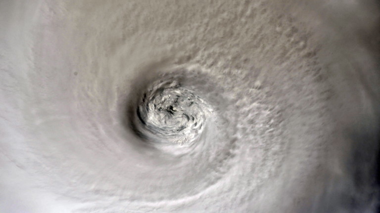 Ураганът Дориан настъпва към американските щати Северна и Южна Каролина.