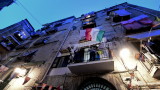  Италианците пеят патриотични песни по балконите по време на ковид 