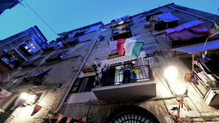 Италианци от цялата страна излязоха по балконите си и запяха