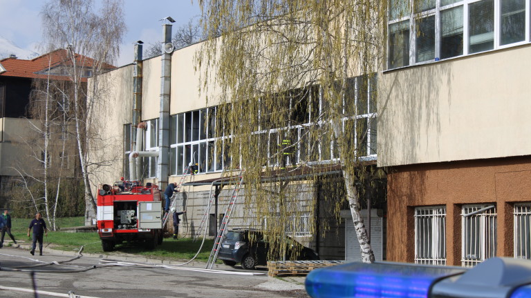 Пожар избухна в бившия телефонен завод в Банско