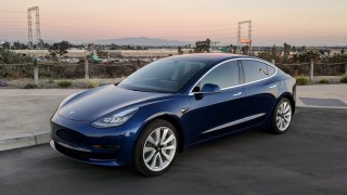 Model 3 на Tesla вече е сред най-продаваните седани в Америка