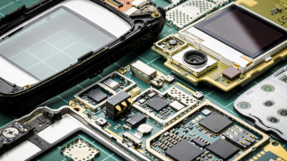 Учени смляха мобилен телефон до прах за да анализират от