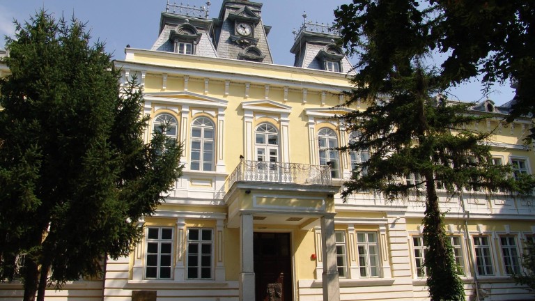 Сградата на Художествената галерия в Силистра се руши, съобщи БНР.