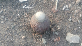 Откриха силно корозирала граната в двор на къща в бургаското