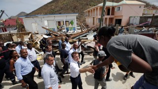 Френският президент Еманюел Макрон посети опустошения от урагани френско холандския остров