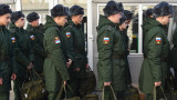  Лондон: Русия държи наборниците настрани от Украйна, само че ги натиска за контракт с армията 