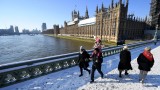 Снегът отмени стотици полети в Лондон 