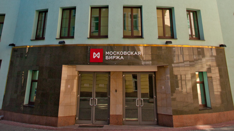 Заради санкциите на САЩ: Московската борса спира търговията с долари и евро, рублата пада