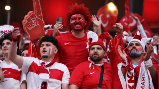 Турска група ултраси са накарали фенове да направят спорен жест