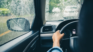 Как да шофираме безопасно в дъжда