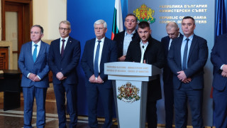 Протестите на земеделците спират, след като си стиснаха ръцете с властта