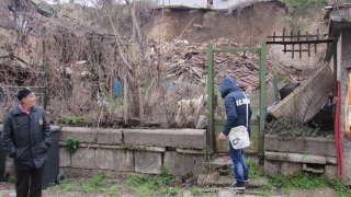 Паднала подпорна стена застрашава кметството на село Пороминово