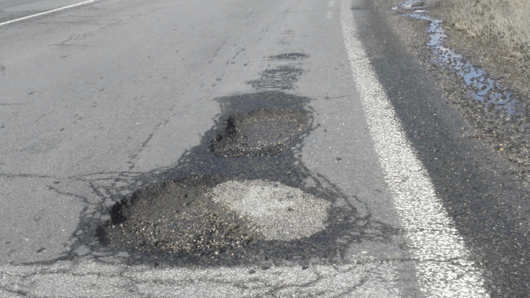 Жители на Стрелча искат разрешение от кмета сами да ремонтират улиците си