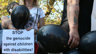 Майки с черни балони наобиколиха парламента и министерския съвет
