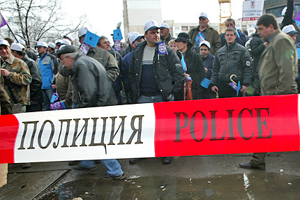 Протестиращи замерват с яйца офиса на E.ON във Варна