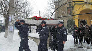 Погребаха убития полицай в Енина