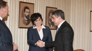 Плевнелиев прие БСП, готов е да им даде властта