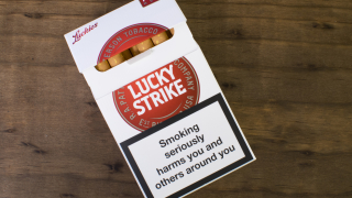 Производителят на Lucky Strike плаща повече, за да стане най-голямата цигарена компания в света
