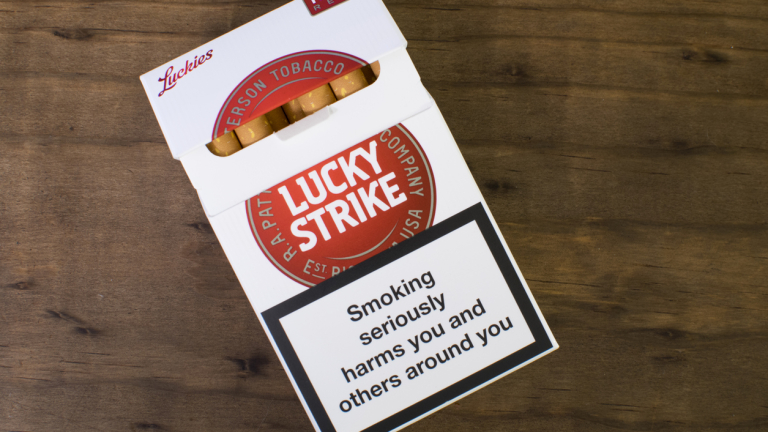 Производителят на Lucky Strike плаща повече, за да стане най-голямата цигарена компания в света