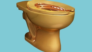 Заработи златна тоалетна чиния в музей